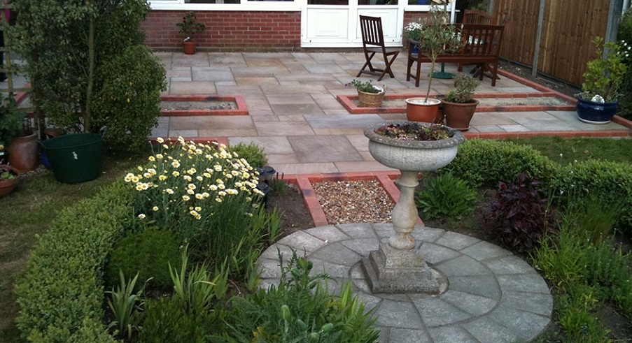 A landscaped garden by Knights Paving & Landscaping