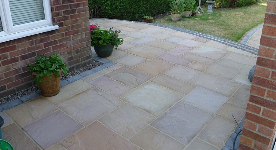 A patio paved by Knights Paving and Landscaping