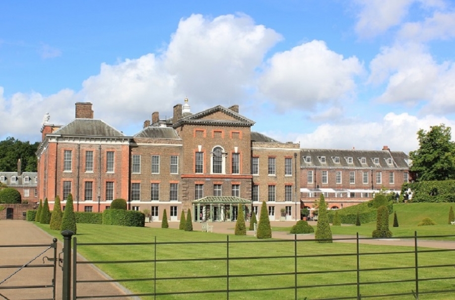The front view of Kensington Palace.